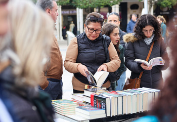 15 librerías y Flojabur iluminan un desapacible Día del Libro